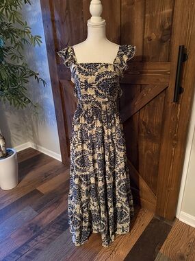 Sleeveless Square-Neck top and Maxi skirt in Navy and Cream